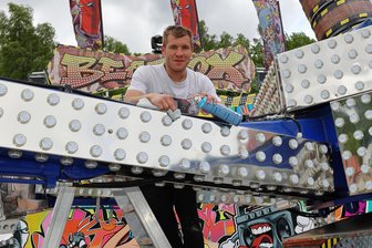 Rummel im Erzgebirge – Das kostet in diesem Jahr eine Fahrt mit dem „Breakdance“ - Alexander Torun beim Feinschliff an der „Beatbox“, die zum ersten Mal dabei ist.