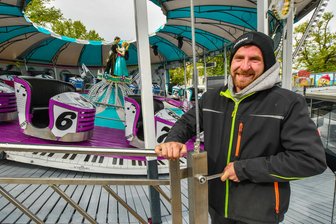 Rummel in Marienberg: Diese Attraktionen warten ab Männertag auf Besucher - Felix Braun kontrolliert vor dem Start die Befestigung des Geländers an der Walzerfahrt.