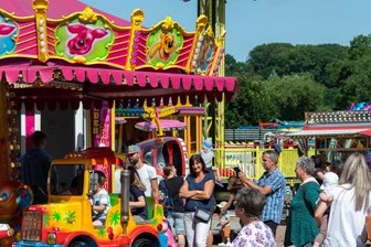 Rummel in Rochlitz: "Vielen ging es einfach nur darum, mal wieder rauszukommen" - Bei herrlichem Sonnenschein schauten am Sonntagnachmittag Groß und Klein auf dem Rummel vorbei.