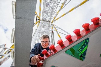 Rummel, Ostereiersuche, Pflanzenbörse: Was am Ostersamstag im Vogtland los ist - Beim Plauener Ostervolksfest gibt's auch in diesem Jahr ein Riesenrad: Juniorchef Hugo Plaenert freut sich auf den Rummel.