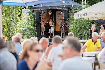 Rummel, Wein und Musik: Am Abend wird die Innenstadt von Freiberg zur Bergstadtfest-Partymeile - Am Schloss Freudenstein gab es am Eröffnungstag des Bergstadtfestes 2023 in Freiberg mit „Brassconaction“ moderne Blasmusik.