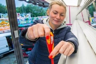 Rummel wird aufgebaut - Samanta Walz mit ihrer Losbude zählt zu den Schaustellern. 