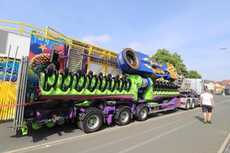 Rummelplatz und große Bühne: Der Aufbau für das Bergstadtfest in Freiberg hat begonnen - Der „Heartbreaker“ kommt direkt vom Volksfest in Pirna zum Bergstadtfest in Freiberg.