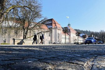 Rumpel-Pflaster im Heilkurort wird durch Asphalt ersetzt - Vermittelt historisches Flair, ist jedoch sehr laut: Das Pflaster im Bereich Kurhaus/Albertbad. 