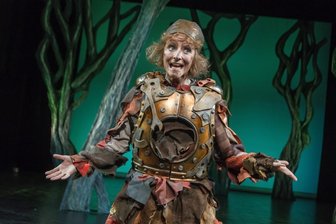 Rumpelstilzchen in Kurzarbeit - Schauspielerin Julia Hell als Rumpelstilzchen bei einer Vorstellung in Plauen.