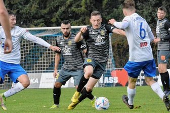 Rumpfkader holt einen Zähler - Fabien Bochmann (am Ball) gehörte auch in Neugersdorf zu den Aktivposten beim VfB Auerbach. Beinahe hätte er in der ersten Halbzeit mit einem Fernschuss an die Latte die Vogtländer in Führung gebracht.