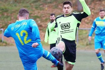 Rumpfspieltag ohne Remis - Anton Rother vom SV Crottendorf (l.) und der Dittmannsdorfer Frank Hänel versuchen, den Ball zu erobern. Letztlich gelang dies den Gästen häufiger.