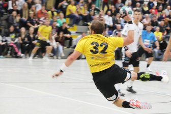 Rumpftruppe kämpft bis zum Umfallen - Jakub Kolomaznik - im Foto beim Torwurf im Spiel gegen Bernburg - traf beim Tabellenführer Vinnhorst zweimal für den SV 04 Oberlosa. Die zahlreichen Ausfälle waren dort aber nicht zu kompensieren.