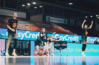 Rumpftruppe muss wieder ran - Point Guard Frantz Massenat (links) und Power Forward Ivan Karacic konnten am Samstag gegen Bamberg nur verletzt zuschauen. Die Niners hoffen, dass mindestens einer am Mittwoch zurückkehrt.