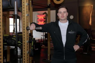 Run auf Fitnessstudios zu Neujahr? Hier trainieren Erzgebirger selbst um 0 Uhr in der Silvester-Nacht - Clemens Merdon von Karftwerk24 rechnet im Januar mit einer Vielzahl von Neuanmeldungen.