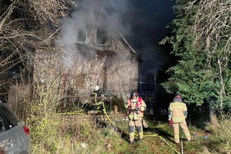 Rund 100.000 Euro Sachschaden bei Feuer in Fraureuth: Einfamilienhaus nach Brand unbewohnbar - Fast 60 Feuerwehrleute löschten den Hausbrand im Fraureuther Ortsteil Gospersgrün. Dabei ist der Polizei zufolge ein Sachschaden in Höhe von etwa 100.000 Euro entstanden. Die Ursache ist weiter unklar.