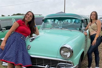 Rund 100 Anmeldungen für 2. Freiberger Oldtimer- und Motorradtreffen - Kim (l.) und Ayleen Oswald, hier vor einem Ford Custum Line überlegen noch, ob sie am Wochenende zum Oldtimer- und Motorradtreffen nach Freiberg kommen.