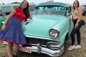 Rund 100 Fahrzeuge angemeldet - Kim (l.) und Ayleen Oswald, hier vor einem Ford Custum Line, überlegen noch, ob sie am Wochenende nach Freiberg kommen.