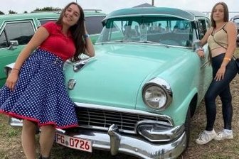 Rund 100 Fahrzeuge angemeldet - Kim (l.) und Ayleen Oswald, hier vor einem Ford Custum Line, überlegen noch, ob sie am Wochenende nach Freiberg kommen.