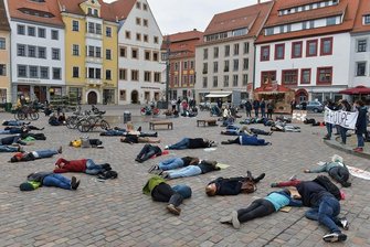 Rund 100 Teilnehmer bei Klimastreik in Freiberg: Glocken und Demonstranten mahnen - Mit einer Protestaktion auf dem Freiberger Obermarkt haben junge und ältere Freiberger am Freitagnachmittag auf die Klimakrise aufmerksam gemacht und klare Forderungen an die Politik gestellt, die Bewältigung der Klimakrise ernsthaft anzugehen.