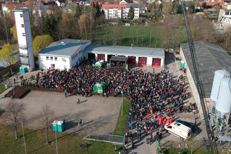 Rund 1000 Leute bei Feuerwehr-Party in Frankenberg - Nach ersten Schätzungen haben sich am späten Mittwochnachmittag etwa 1000 Menschen am Feuerwehrgerätehaus in Frankenberg bei einer vom Sender Radio PSR veranstalteten Party versammelt.