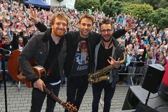 Rund 1000 Schüler bei Glauchauer Schulhof-Konzert mit Clueso -
