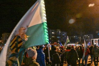 Rund 1100 Menschen demonstrieren am Montag in Chemnitz - Am Montagabend in Chemnitz: Rund 1100 Menschen demonstrieren. Zahlreiche Fahnen der rechtsextremen "Freien Sachsen" prägten das Bild.