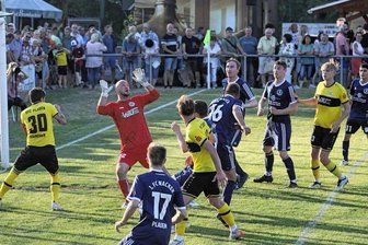 Rund 150 Helfer schwitzen bei 36 Grad - Rassige Torszenen waren keine Mangelware in Wackers Freundschaftsspiel gegen den VFC Plauen. Hier versucht VFC-Torhüter Jakob Pieles, einen Ball von Wackers Sebastian Heinze zu fangen.