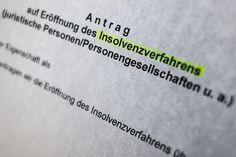 Rund 165.000 Euro offene Rechnungen: Zahnärztin aus dem Vogtland wegen Betruges und Insolvenzverschleppung verurteilt - Laut dem Gericht wurde der Insolvenzantrag viel zu spät gestellt.