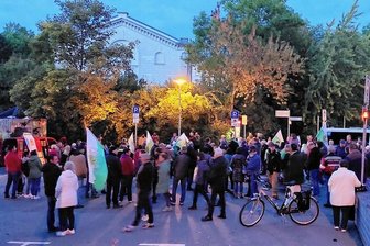 Rund 190 Menschen bei Kundgebung der Freien Sachsen in Plauen - Rechter Anwalt spricht Gegendemonstranten an - Die Freien Sachsen hatten für Montagabend in Plauen eine Demonstration angemeldet.