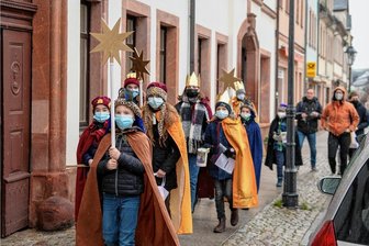 Rund 20 Sternsinger zwischen Rochlitz und Wechselburg unterwegs - Ein Bild aus dem Vorjahr: Sternsinger ziehen in Rochlitz von Tür zu Tür. Auch in diesem Jahr sind sie unterwegs.