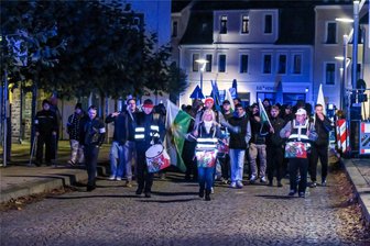 Rund 200 Menschen demonstrieren in Schneeberg gegen Erstaufnahme für Flüchtlinge - Nach der Kundgebung liefen die Teilnehmer durch Schneeberg.