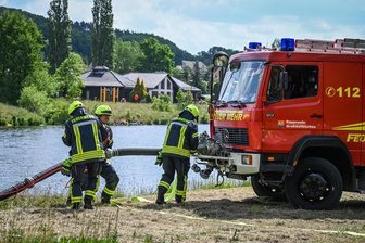 Rund 250 Einsatzkräfte proben Ernstfall in Mittelsachsen - Katastrophenschutzübung des Landkreises Mittelsachsen in Westewitz: Die Wasserversorgung für die Feuerwehr wurde aus der Mulde sichergestellt.