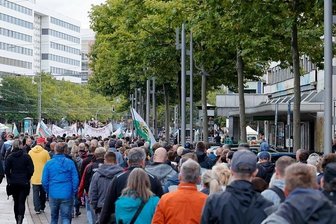 Rund 2500 Teilnehmer bei Aufzug in der Chemnitzer Innenstadt - Tausende nahmen am Montag am Aufzug teil.