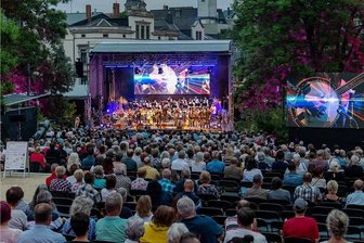 Rund 30.000 Gäste strömten bisher zum Mittelsächsischen Kultursommer - Ein Höhepunkt: Rund 1000 Gäste erlebten am 25. Juni das Konzert von Johnny Logan und der Vogtland Philharmonie beim "Klanglichtzauber" auf dem Technikumplatz in Mittweida. Veranstalter waren der Verein Mittelsächsischer Kultursommer und die Stadt Mittweida. 