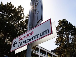 Rund 30 Prozent der Landkreise ohne Neuinfektionen -
Ein Wegweiser zum Testzentrum an der Universitätsmedizin Göttingen.
