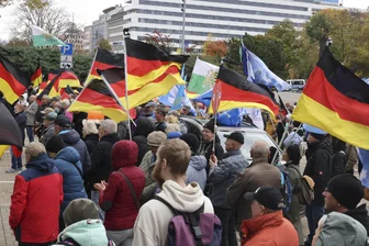 Rund 300 Menschen bei „Großdemo“ in der Chemnitzer Innenstadt - Die Auftaktkundgebung mit Deutschlandfahnen an der Brückenstraße.
