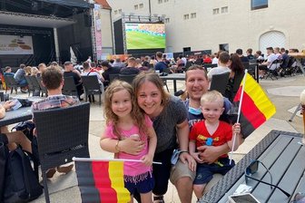 Rund 300 Zuschauer beim Public Viewing auf Freiberger Schlosshof - 
