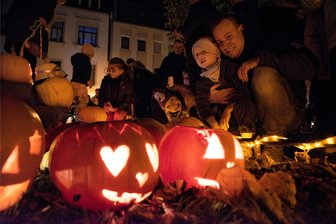 Rund 3000 Besucher: Riesenandrang beim Kürbisleuchten in Adorf - René Sipply (rechts) aus Plauen hat sich mit seinen Kindern Selina und Leon die Kürbisse beim Kürbisleuchten auf dem Marktplatz in Adorf mit viel Freude angeschaut.
