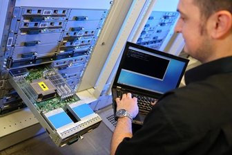 Rund 3200 Besucher bei 19. Chemnitzer Linux-Tagen - Informatiker Mario Haustein prüft einen Teil eines sogenannten Visualisierungsclusters im Rechenzentrum der TU Chemnitz. Viele Software-Anwendungen an der TU laufen auf Linux-basierten Systemen.