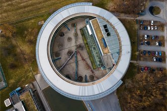 Rund 400 Flöhaer Gymnasiasten formen das Zeichen des Friedens - Rund 400 Schüler haben am Donnerstag ein Peace-Zeichen im Rundling des Pufendorf-Gymnasiums in Flöha geformt. Das Bild wurde aus etwa 120 Meter Höhe mit einer Drohne aufgenommen. 