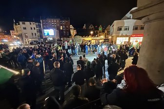 Rund 400 Teilnehmer bei Protest von rechtsextremer Partei im Erzgebirge - Polizei kontrolliert am Postplatz - Zu einer Demo hatte die rechtsextreme Kleinstpartei „Freie Sachsen“ am Montagabend in Aue aufgerufen.