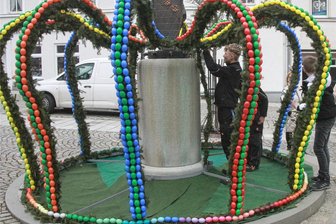 Rund 4000 Ostereier schmücken Osterkrone auf Elsterberger Marktplatz - Letzte Handgriffe sind zum richtigen Sitz der Osterkrone auf den Brunnenboden notwendig.