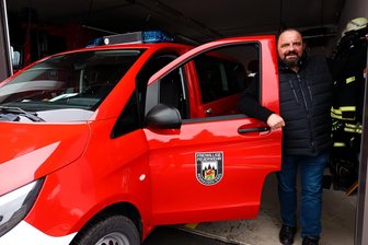 Rund 50.000 Euro für Sicherheit: Neuhausen investiert in neues Einsatzfahrzeug - Bürgermeister Andreas Drescher ist stolz auf das neue Feuerwehrfahrzeug.