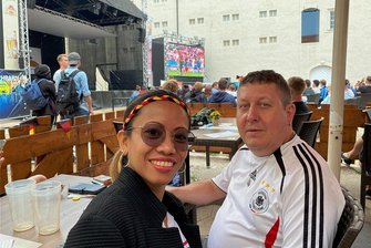 Rund 500 Zuschauer beim Public Viewing auf dem Freiberger Schlosshof - Gerlan und Silvio Schemmel drücken im Freiberger Schlosshof die Daumen für die deutsche Elf.