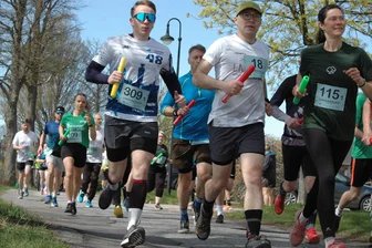 Rund 550 Teilnehmer beim 34. Landkreislauf in Mittelsachsen: Das sind die verrücktesten Geschichten - 109 Staffeln gingen beim Hauptlauf am Samstag an den Start. Zu Beginn waren alle Startläufer noch eng zusammen, doch das änderte sich schnell.