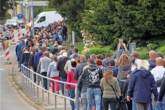 Rund 650 Teilnehmer bei Montagsspaziergang in Freiberg - Der Zug der "Spaziergänger" bewegte sich am Pfingstmontag in Freiberg wieder entlang der Chemnitzer Straße.