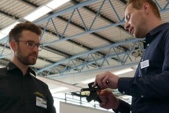 Rund 90 Firmen tauschen sich aus - Bei der Kooperationsbörse der Zulieferindustrie in Zschopau kamen auch Rico Weber (l.) und Thomas Butter ins Gespräch. 