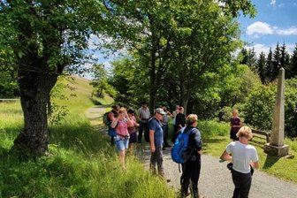 Rund um den Fichtelberg: Oberwiesenthaler erhalten Wanderwoche am Leben - Wandern mit Jana Kowarik (2. v. r.) macht Laune. Doch vor der von ihr geleiteten Kulinarik-Tour, für die sich im Gegensatz zu vielen anderen angemeldet werden muss, haben sich die Teilnehmer am 21. Mai auf 10 Kilometern den Hunger zu erarbeiten. Dafür dürften die Ausblicke und später das Drei-Gänge-Menü entschädigen. 