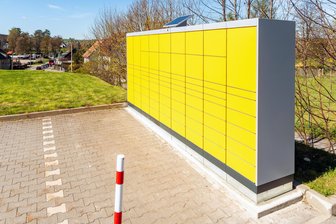 Rund um die Uhr nutzbar: Neue Paketstation in Lengefeld ist in Betrieb gegangen - Lengefeld: Die neue App-gesteuerte DHL-Packstation auf dem Areal des Diska-Markts.