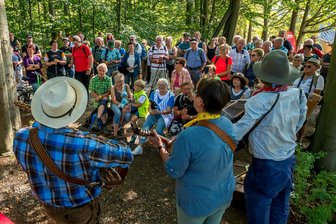 „Rund um Klein Tirol“: Erzgebirgische Liedertour zu Gast zwischen Gornau, Dittmannsdorf und Witzschdorf - 16 Musikgruppen bzw. Solisten erwarten die Wanderer an den acht Stationen. Darunter ist auch die Hauskapelle Olbernhau mit Ingrid und Heiner Stephani.