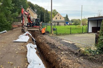 Rund um Lichtenau: Bauarbeiten sorgen für Umleitungen und Verkehrsbehinderungen - Die Chemnitzer Verkehrsbaugesellschaft erneuert die Straße zwischen Ottendorf und Krumbach, hier Entwässerung.