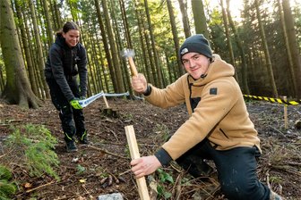 „Rund um Zschopau“: Enduro-Familie trifft letzte Vorkehrungen für die erste Sonderprüfung in Amtsberg - Vor vier Wochen landete er beim sächsischen Offroad-Cup-Finale in Amtsberg einen Heimsieg. In diesen Tagen schlägt Jeremy Gläs für die Sonderprüfung am Samstag Pflöcke in den Boden, an denen Jessica Weiß Absperrband befestigt.