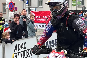 „Rund um Zschopau“ gestartet: Alle Fahrer sind auf der Strecke - Die erfolgreiche frühere Straßenrennsportlerin aus Waldkirchen, Lucy Glöckner, geht mit der Startnummer 920 auf die Strecke.