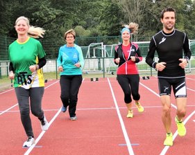 Rundenjagd für eine gute Sache - Beim Lauftag erhielten die Schüler Unterstützung durch Thomas Schröder (r.) und Claudia Richter (2. v. r.) von der Falkenauer Laufgruppe. Auch Lehrerin Carmen Dörfler (2. v. l.) war aktiv dabei. Praxisberaterin Anett Brandt mischte im Organisationsteam mit.